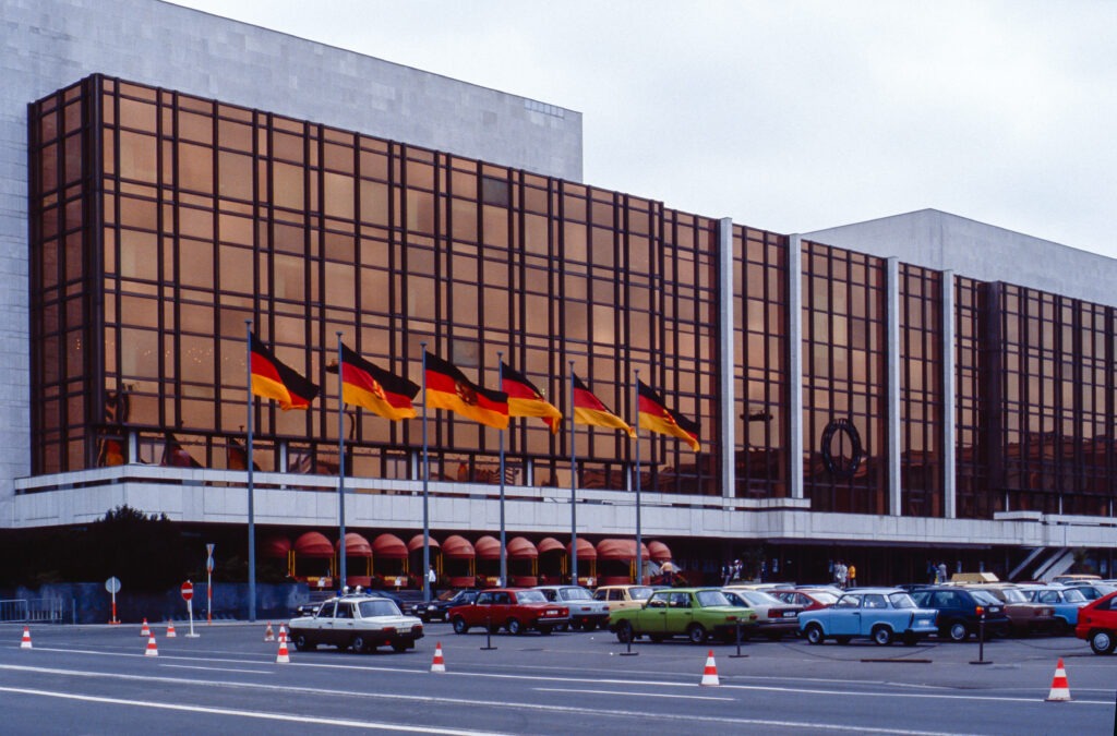 berlin palast der republik um 1990 2